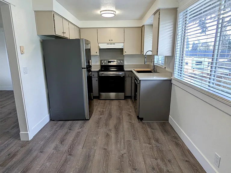 215 SW Kalmia St #D — Photo 2