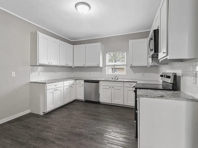 814 N Walnut St — Photo 5
