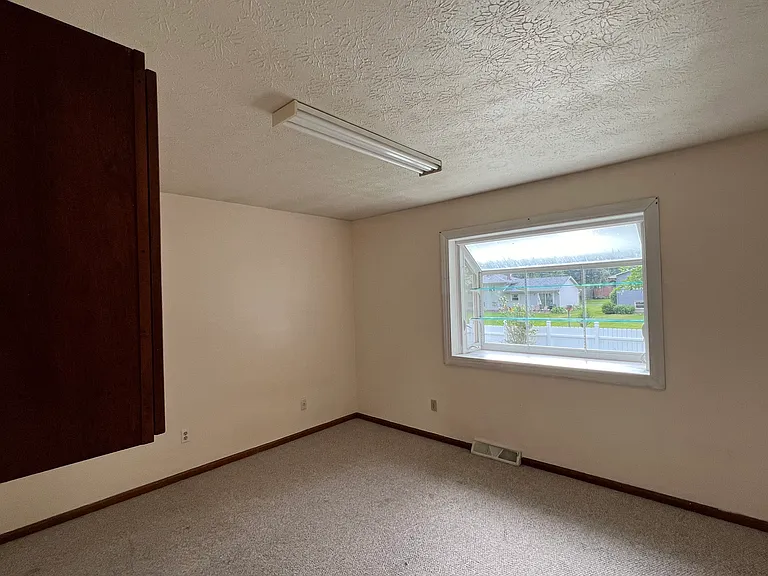 upstairs 2nd bedroom unfurnished 
15' x 9.5'
