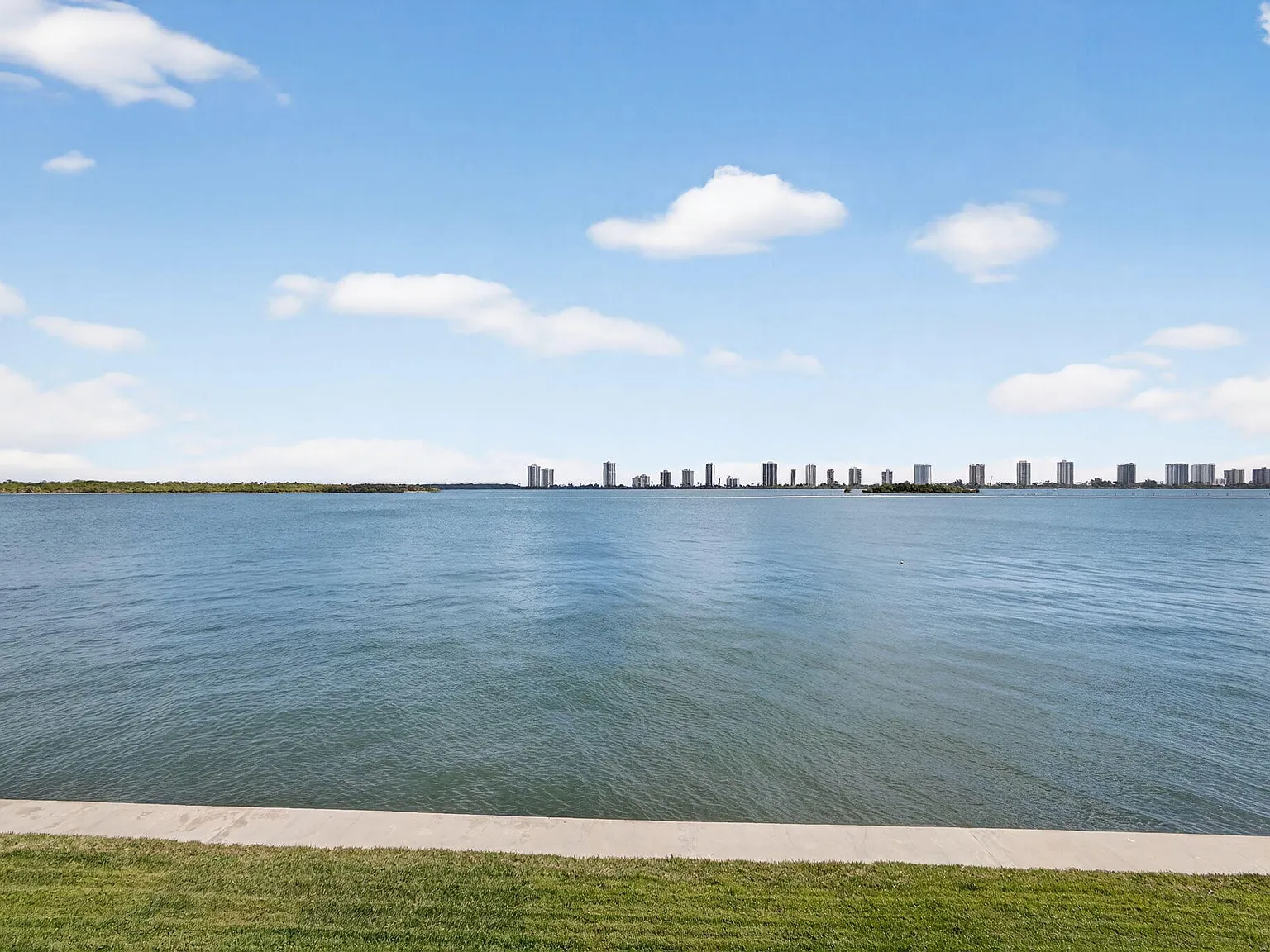 2 bed, 2.0 bath, 966 sqft, $2,800 — Photo 3