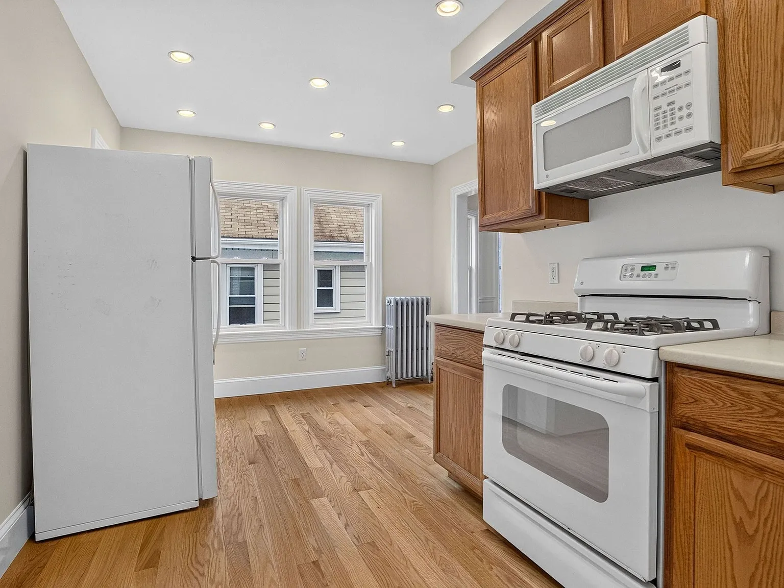 2 bed, 1.0 bath, 1100 sqft, $3,000 — Photo 2