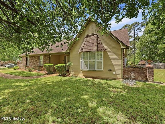 2nd image of 904 W Lake Dockery Dr