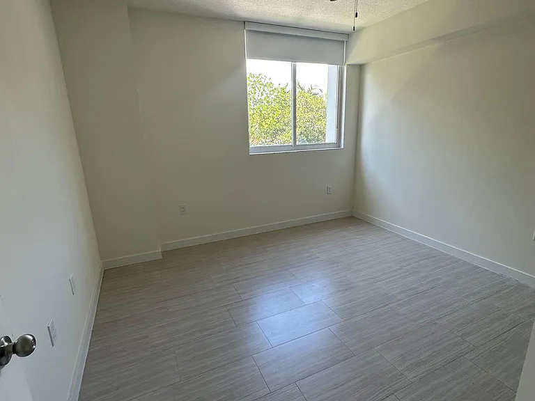 445 NE 39th St #202 — Photo 7