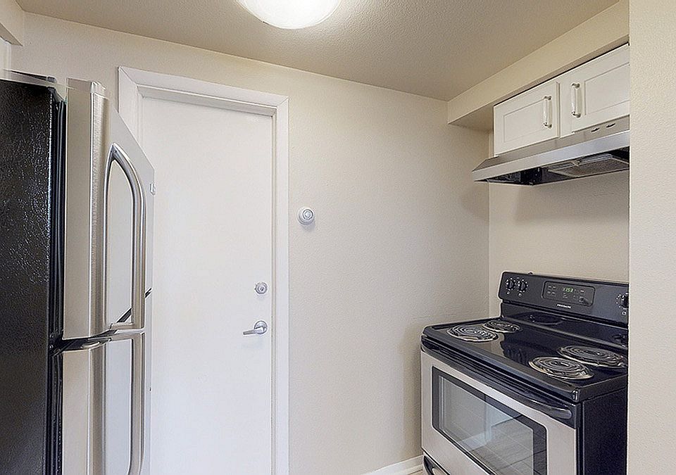 wh_elms_unit1039_543sf_kitchen3_1200x675