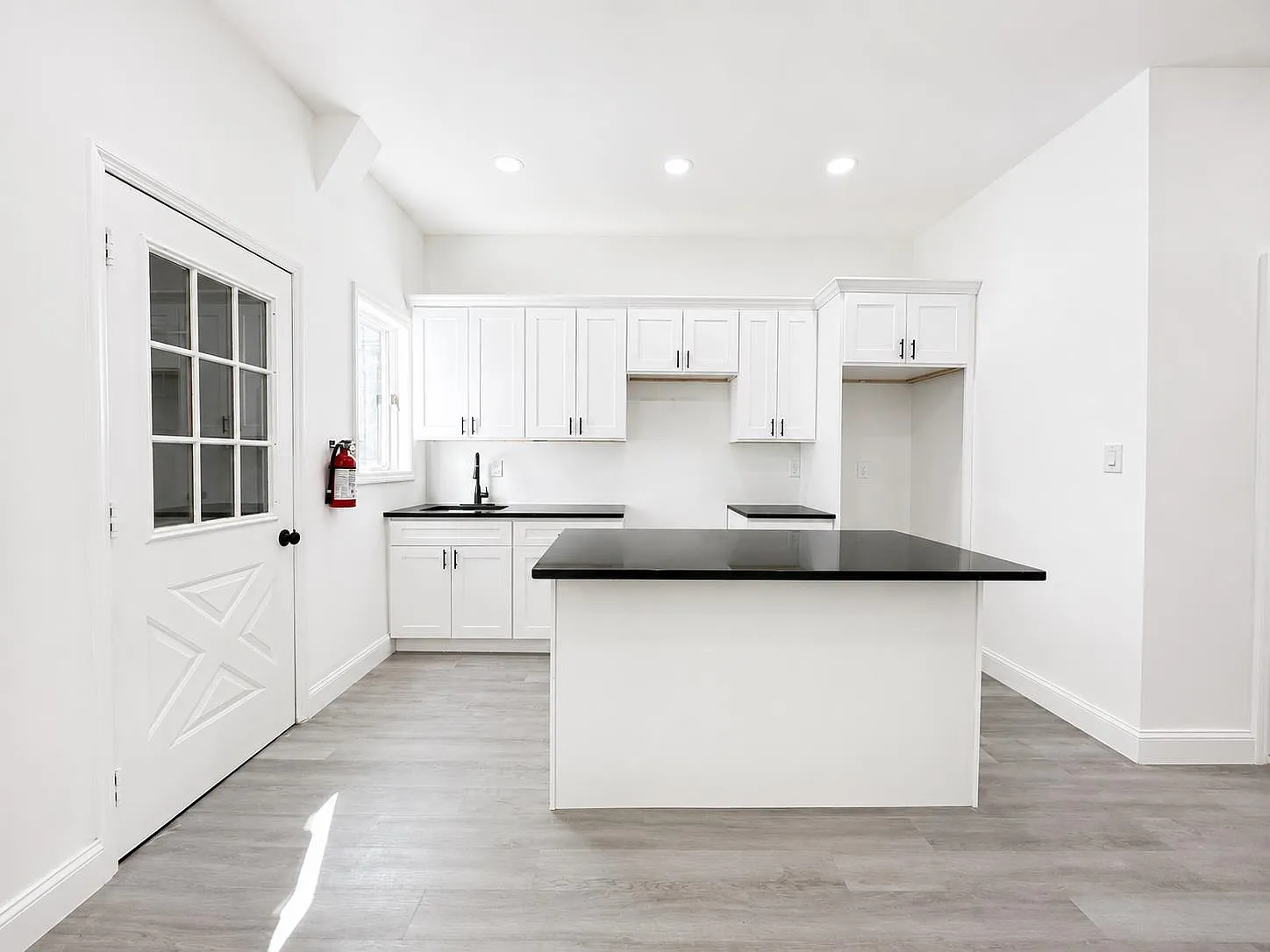 3 bed, 1.0 bath, $2,700 — Photo 3