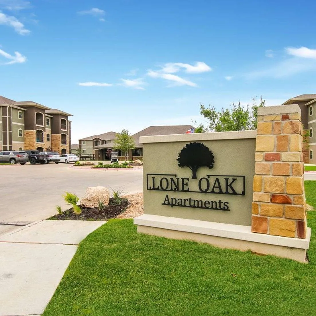 Lone Oak Apartments — Photo 1
