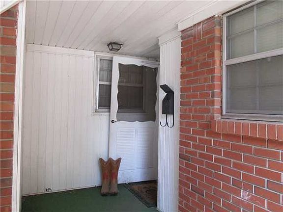 3rd image of 509 SW 60th Ter