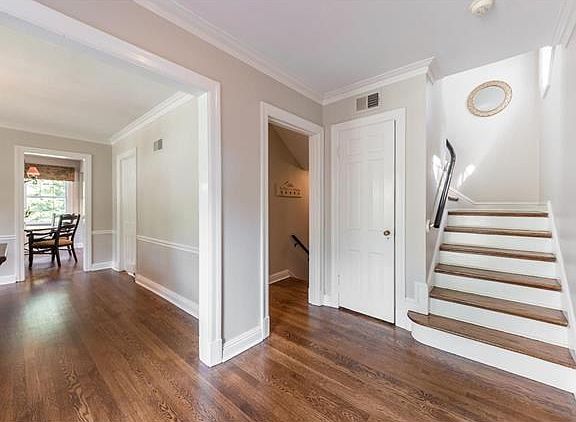 5th image of 8 York Dr