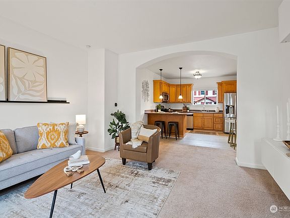 4th image of 707 Celery Avenue