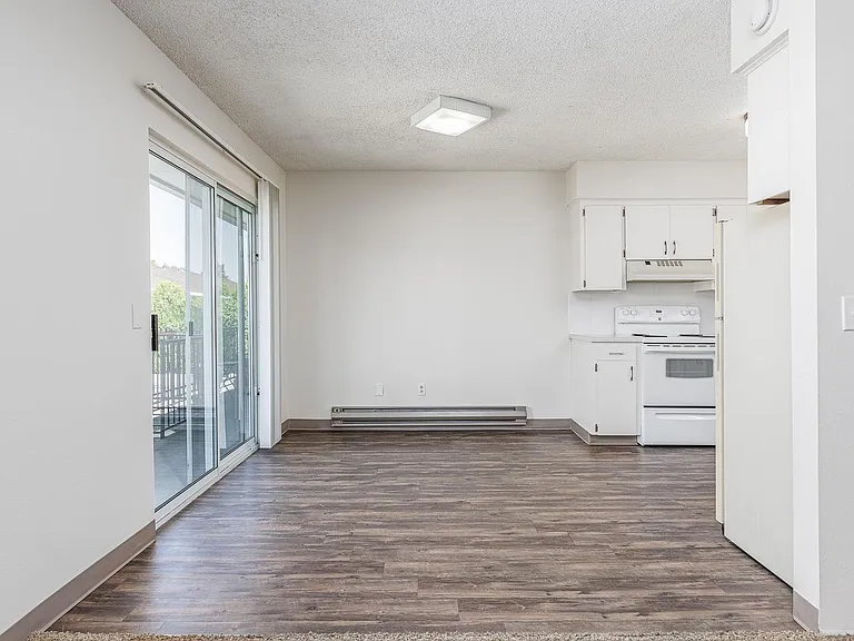 Kathy-Ann Apartments — Photo 43