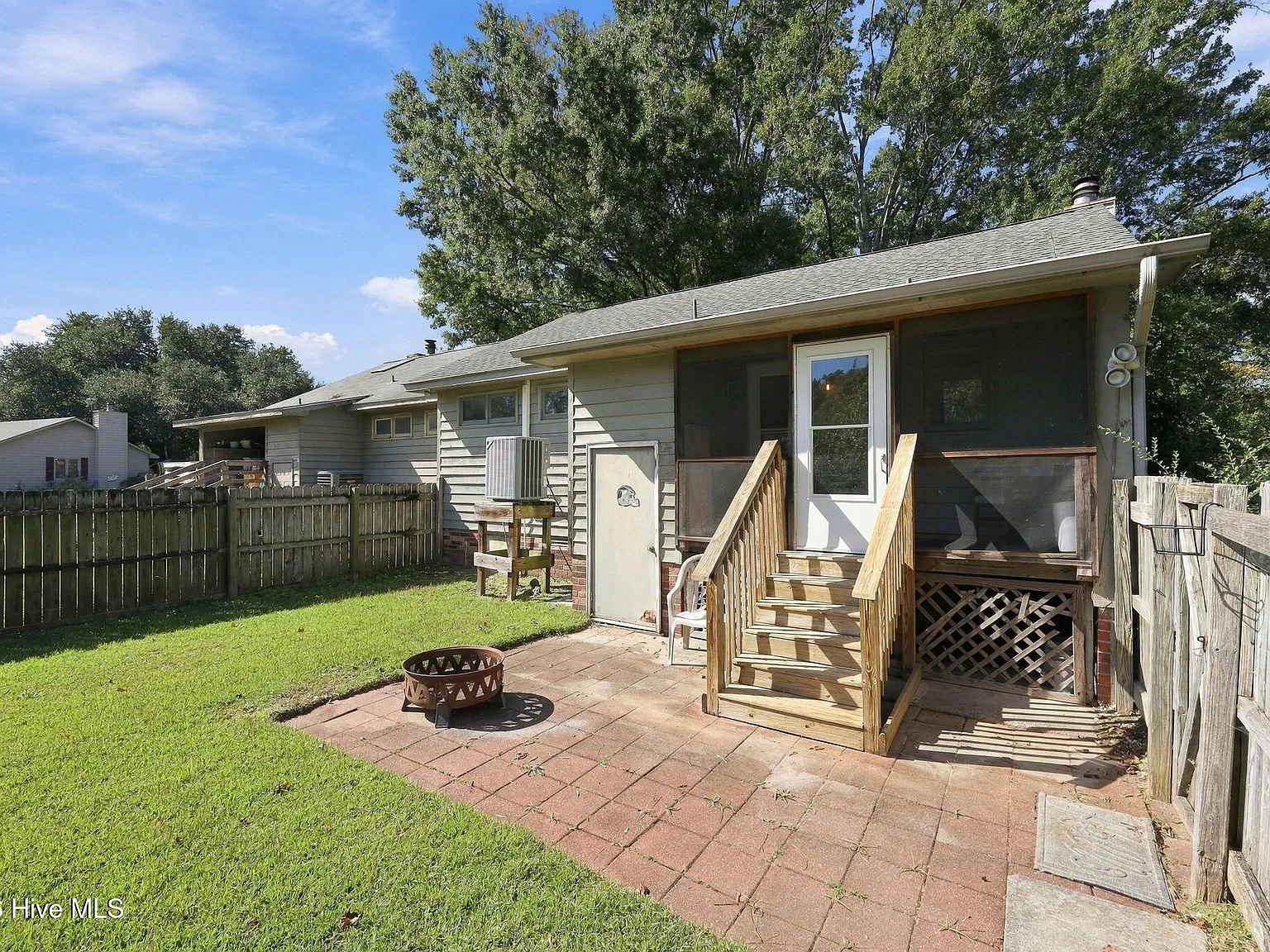 2 bed, 1.0 bath, $1,275 — Photo 3