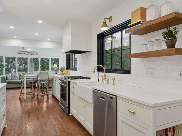 3840 Honeysuckle Rd, Deephaven, MN 55391