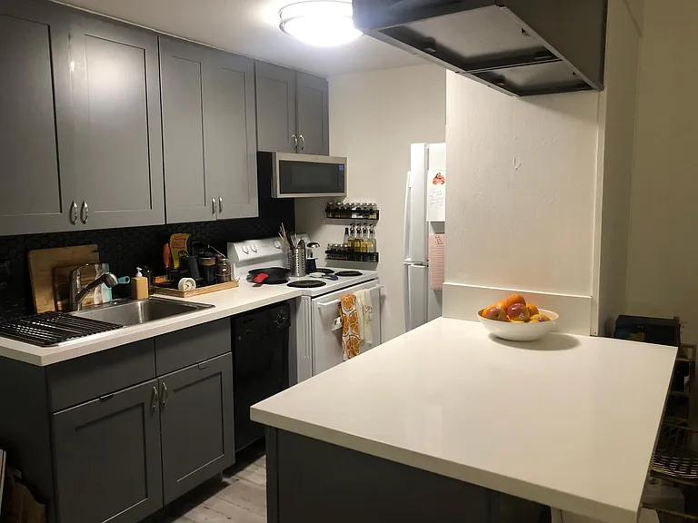 225 W 6th St #405 — Photo 2