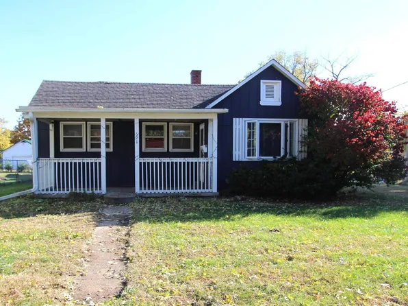 621 6th St, Camanche, IA 52730