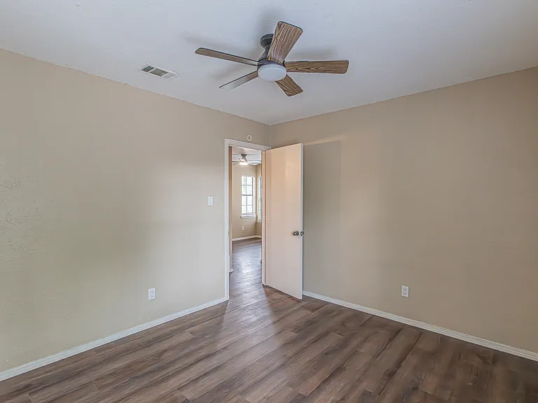 5203 Sutton Ct — Photo 29
