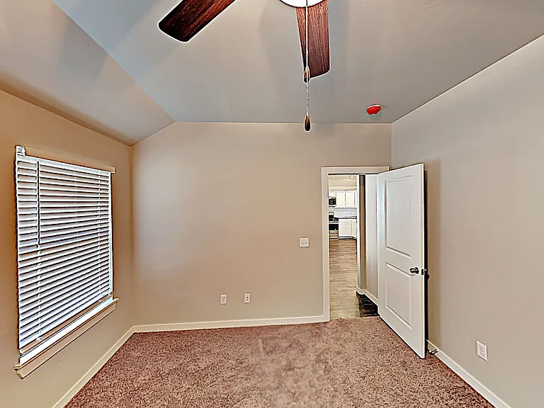 1045 Creekside Dr — Photo 6