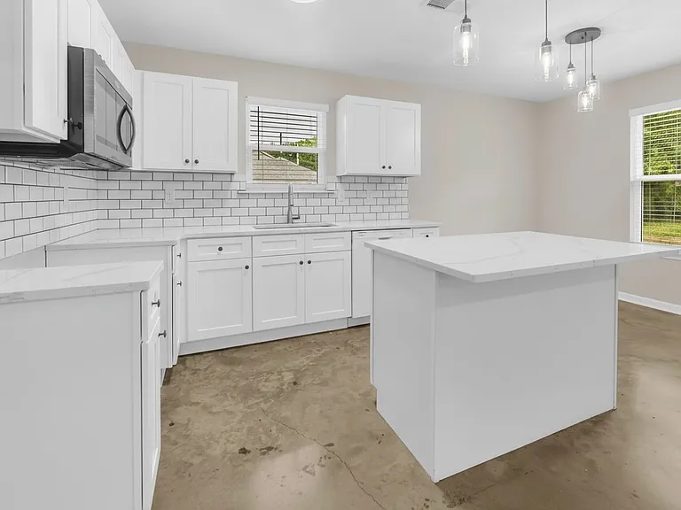 1370 Dow Pl — Photo 3