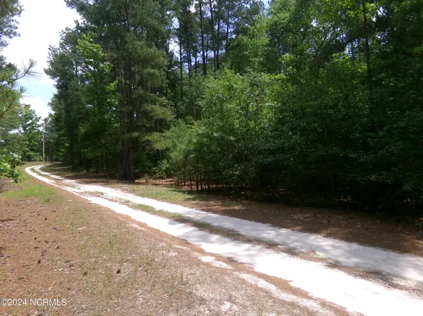 . Higgins Lane, Raeford, NC 28376