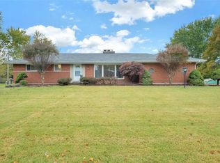 8 Ranchview Dr, Florissant, MO 63033