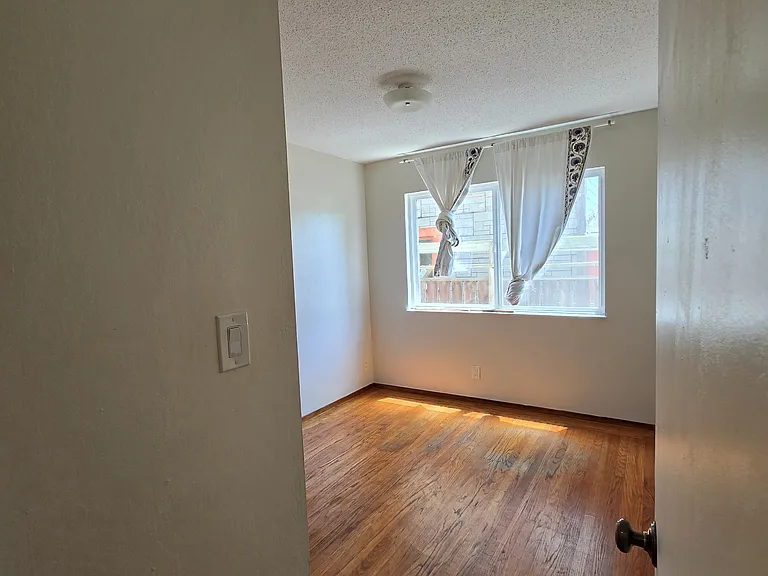 Middle bedroom