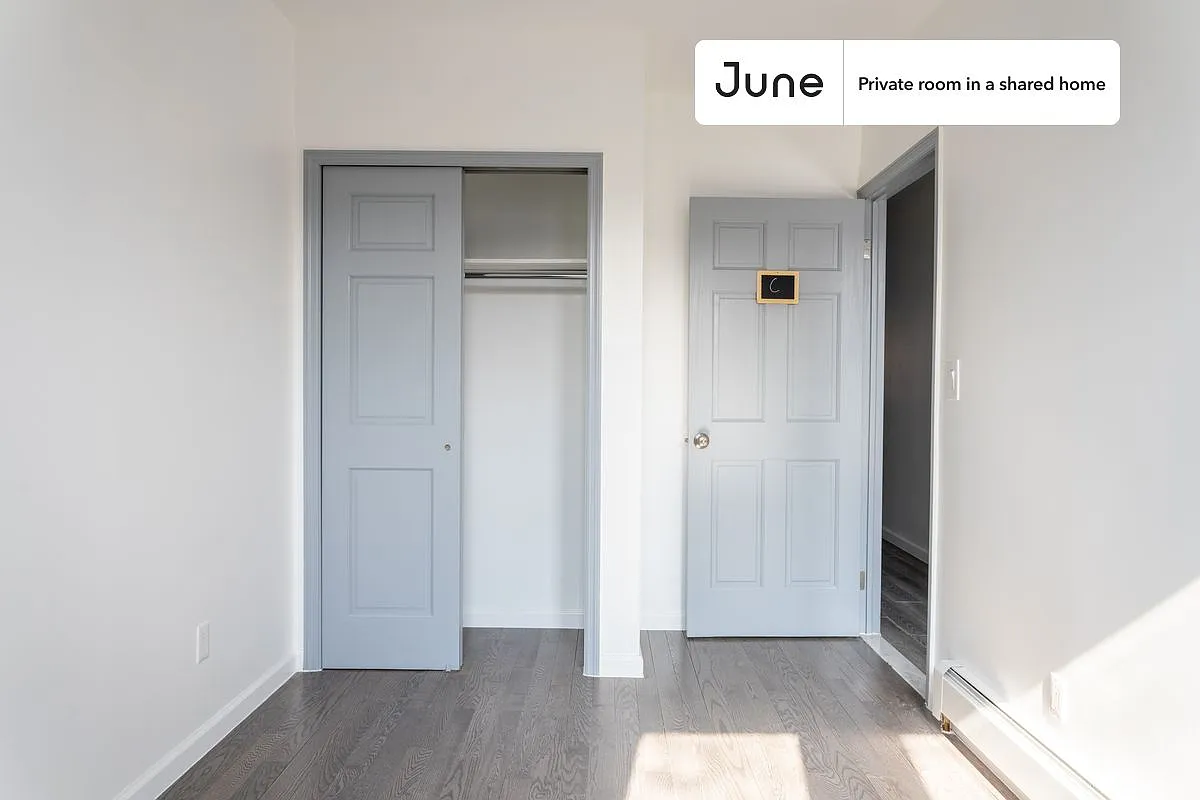 Queen bedroom in 4 bed/2 bath home in Astoria #979 C — Photo 3
