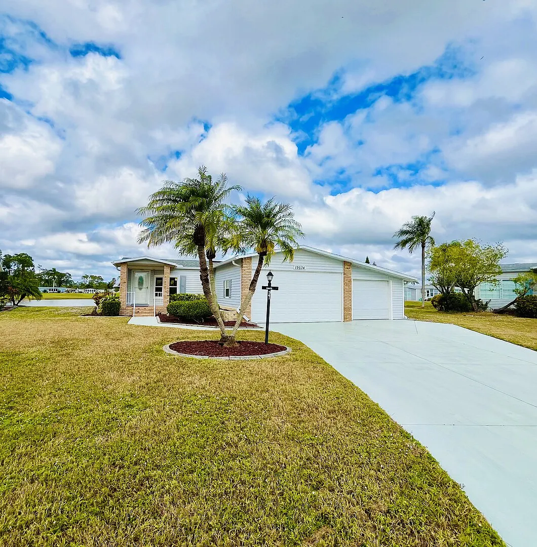 Modular home with 3 car garage and lanai — Photo 2