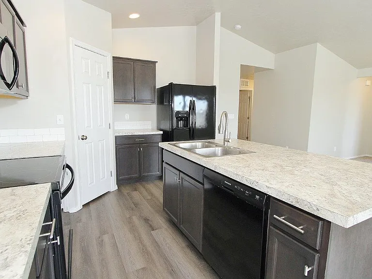 3101 N Saratov Way — Photo 8