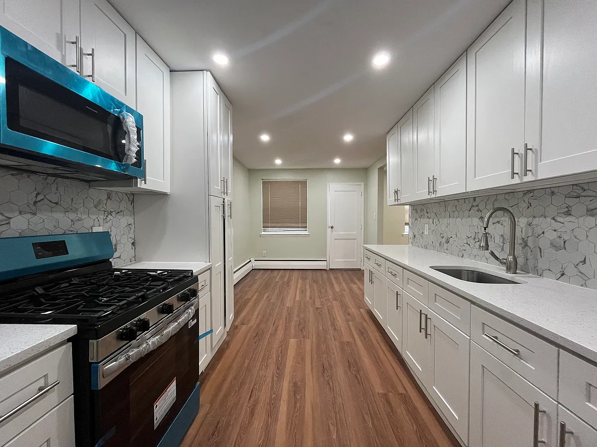 Building Photo - 1070 E 59th St #2