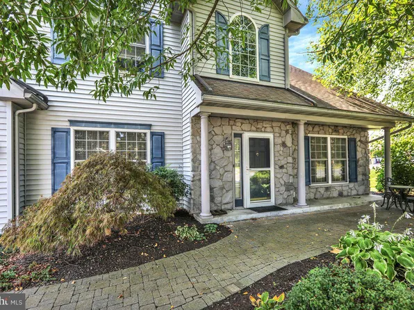 151 N Cacoosing Dr, Sinking Spring, PA 19608