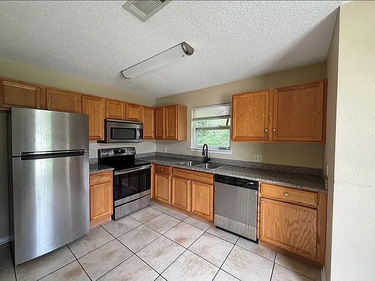 111 S Jackson Ave — Photo 10