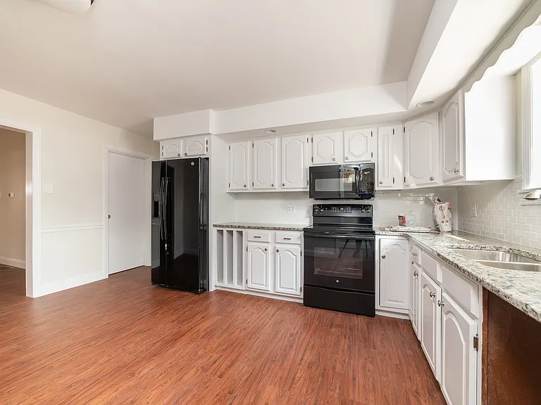 570 W Louther St — Photo 1
