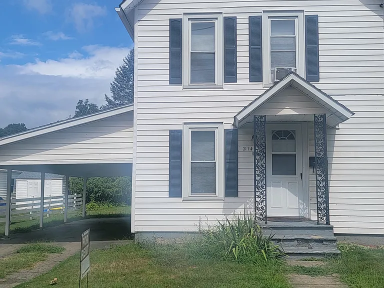 214 Hugh St — Photo 1