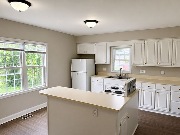 4th image of 303 Providence Rd