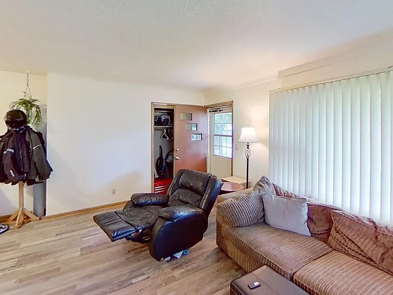 4132 39th Pl — Photo 2