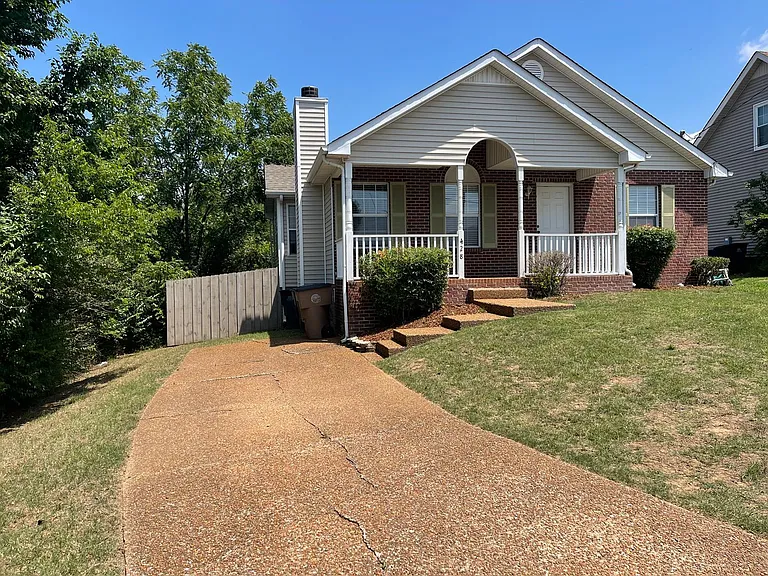 428 Newton Ct — Photo 1