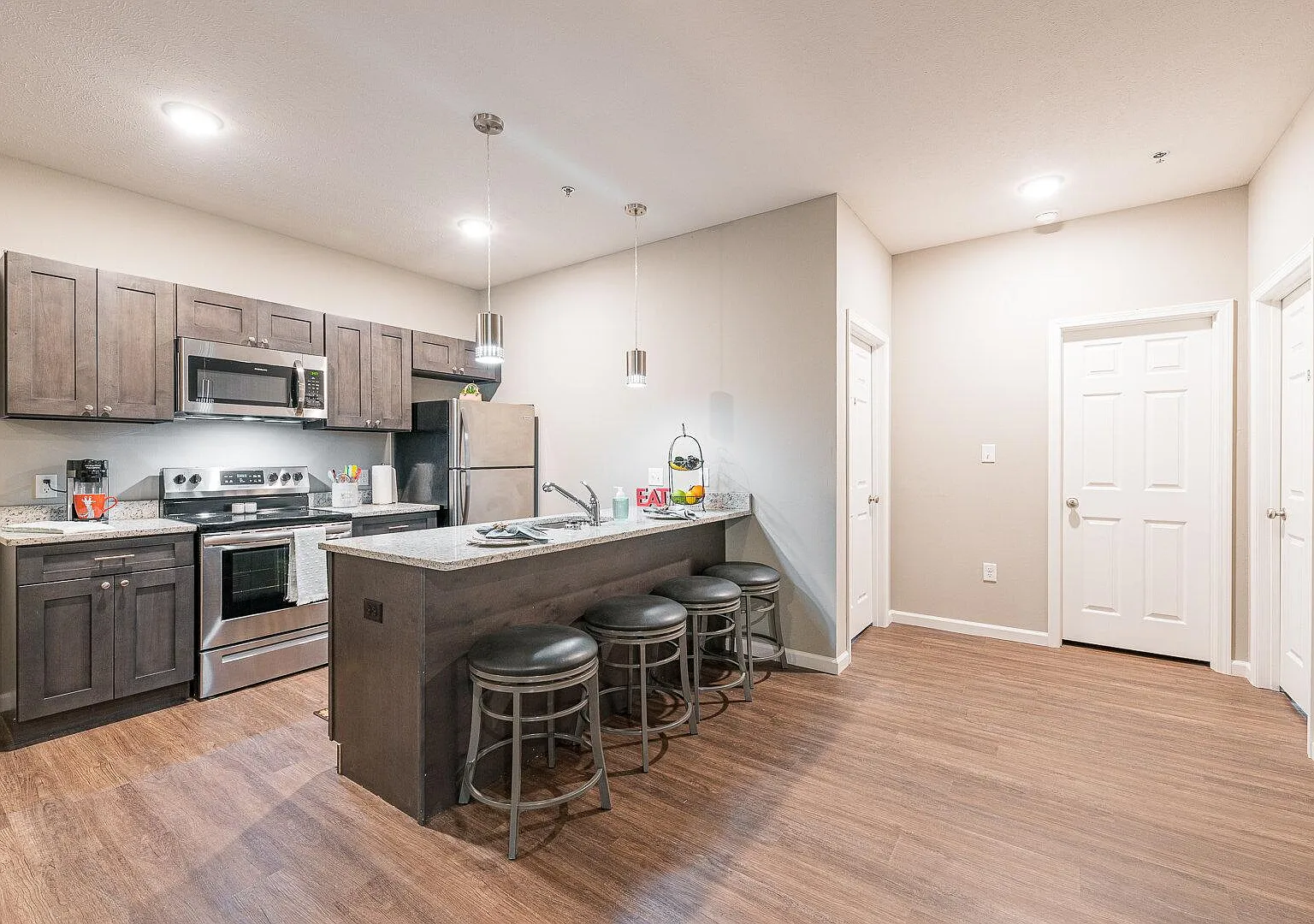 4 bed, 1000 sqft, $1,450 — Photo 1