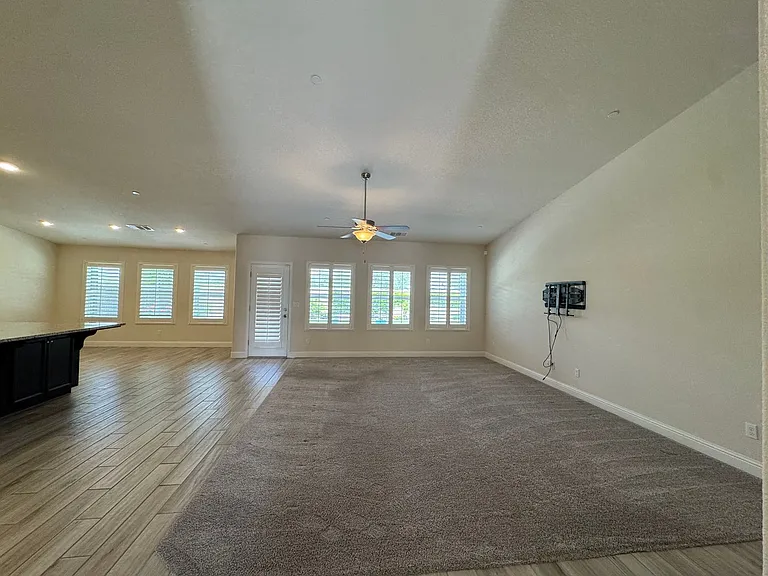391 W Maclure Ave — Photo 2