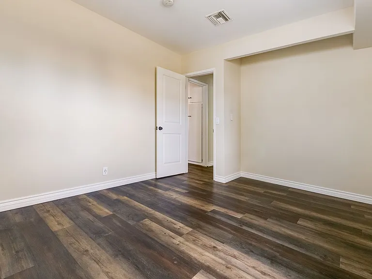 10608 S 8th Ave — Photo 25