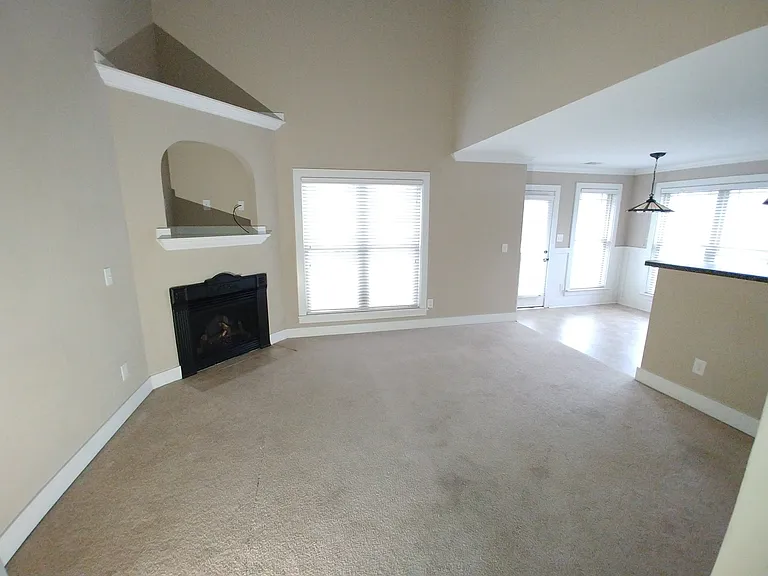 2000 Rossburg Pl — Photo 2