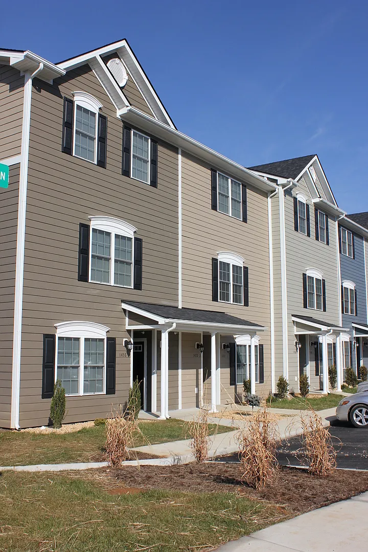 Two Master Suite Apartment Townhouse — Photo 1