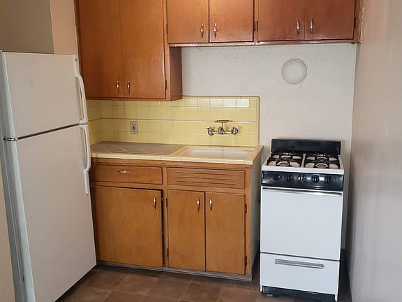 3rd image of 1932 Davis St APT 3