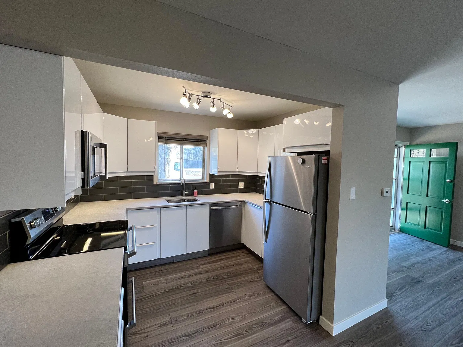 2 bed, 1046 sqft, $1,900 — Photo 3