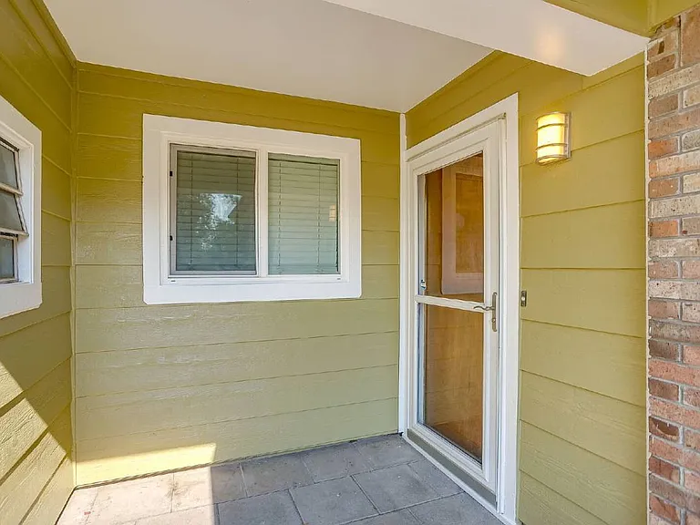 204 Mildred Ln — Photo 2