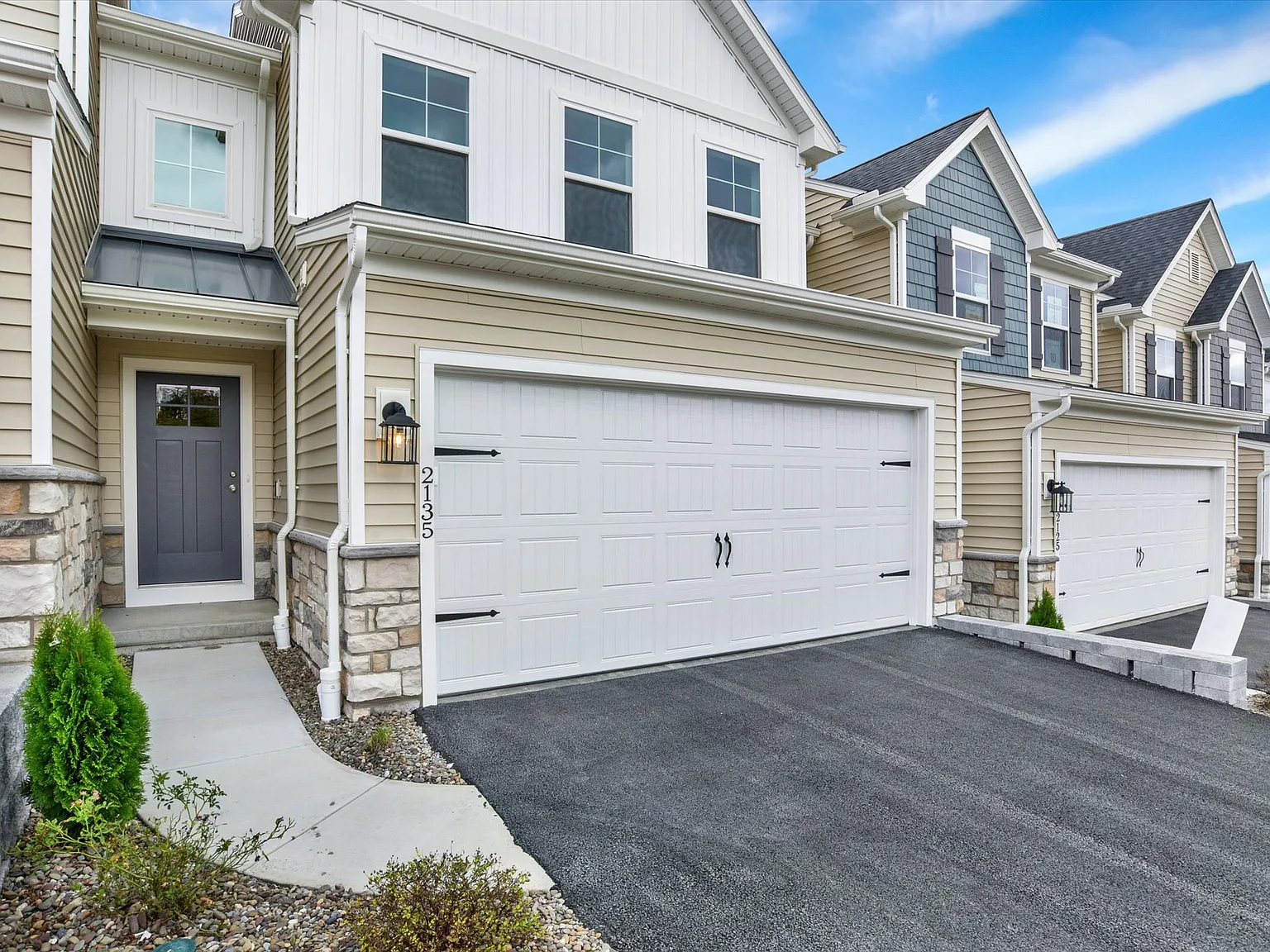 3 bed, 3.5 bath, 2478 sqft, $2,350 — Photo 2