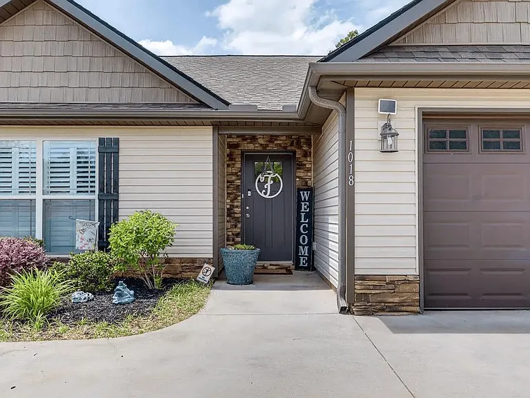 1018 Poplar Drive Ext — Photo 1