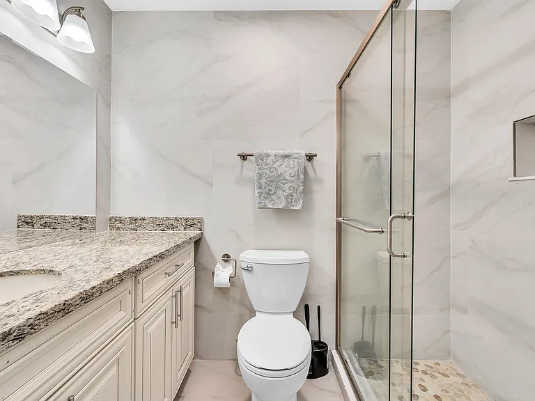 584 SE 20th Ave #2 — Photo 20