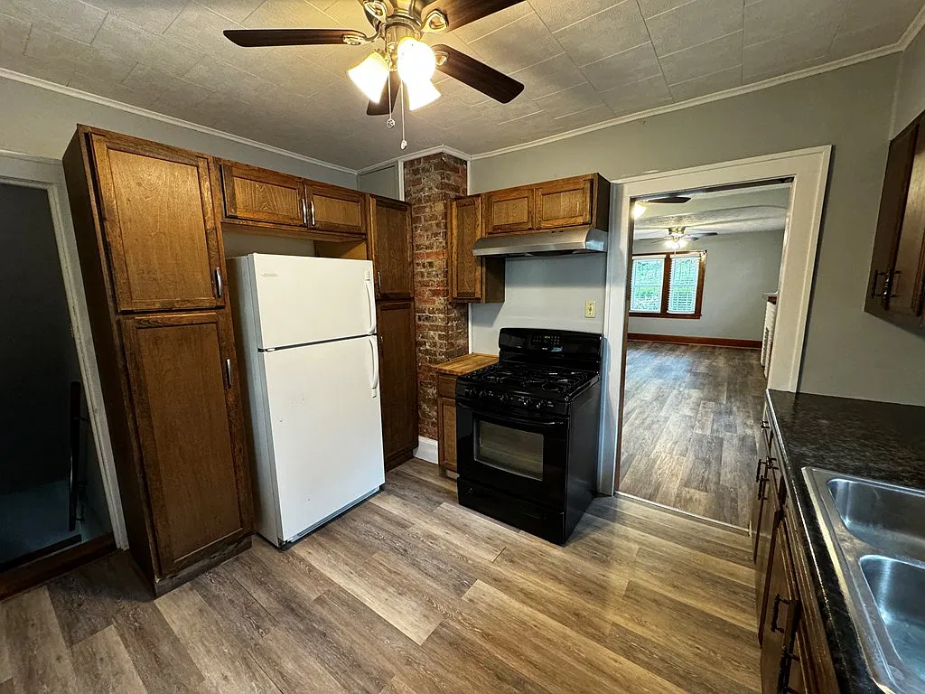 3 bed, 1.0 bath, 834 sqft, $1,200 — Photo 4