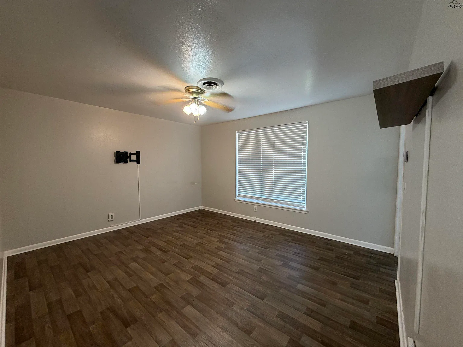 3 bed, 1.5 bath, 989 sqft, $1,450 — Photo 2