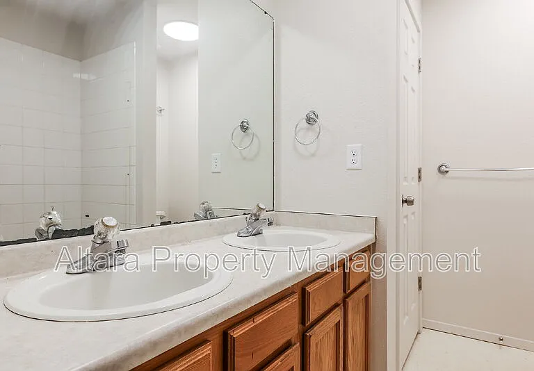 935 Terry St — Photo 12