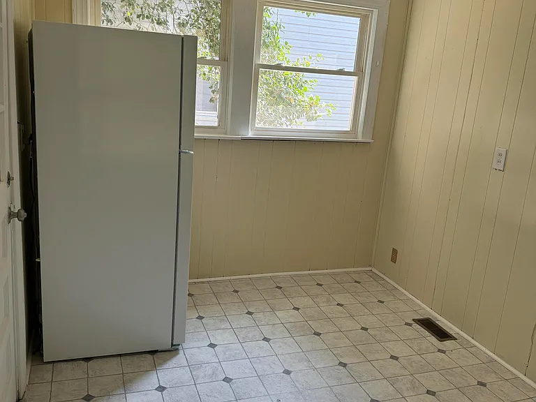 128 Lowell St — Photo 5